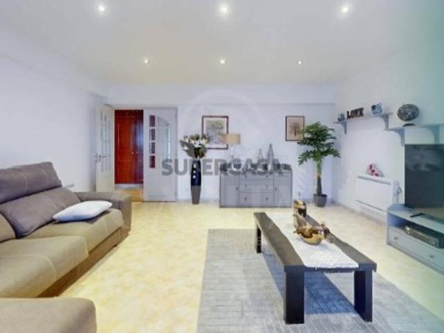 Apartamento T2 totalmente remodelado, com garagem e arrecadação, em Caneças