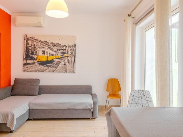 Apartamento T2 Totalmente Remodelado com Logradouro na Pontinha e Famões