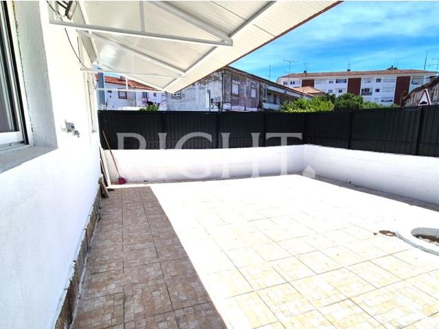Apartamento T2 totalmente remodelado com terraço