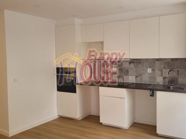 Apartamento T2 totalmente remodelado, com Varanda