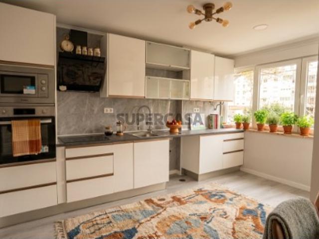 Apartamento T2 Totalmente Remodelado com Varanda e Arrecadação
