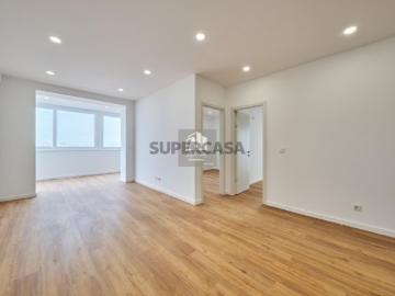 Apartamento T2 totalmente remodelado com vista mar e lugar de garagem