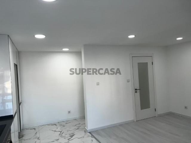 Apartamento T2 Totalmente Remodelado, Corroios