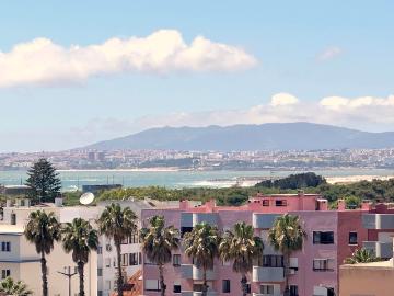 Apartamento T2 totalmente remodelado Costa de Caparica