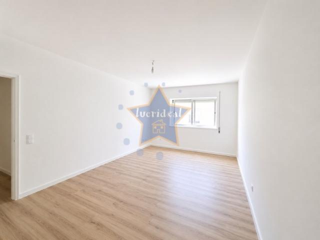 Apartamento T2 Totalmente Remodelado | Castelo da Maia | Lugar de Garagem e Varanda