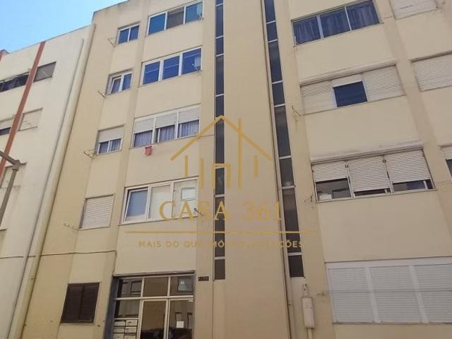 Apartamento T2 totalmente remodelado centro do Carregado