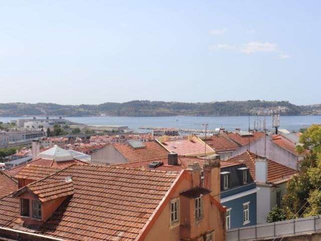 Apartamento T2 totalmente remodelado em Algés com vista total de Rio