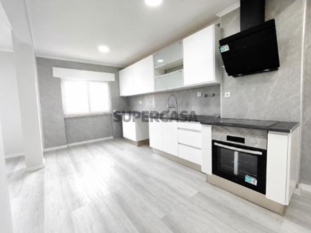 Apartamento T2 totalmente remodelado em Setúbal