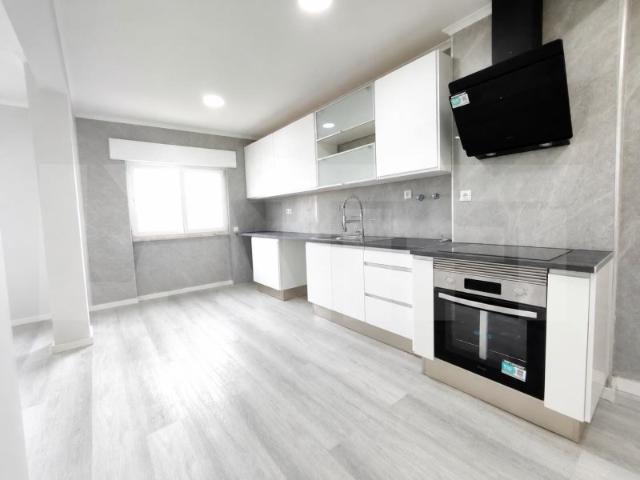 Apartamento T2 totalmente remodelado em Setúbal