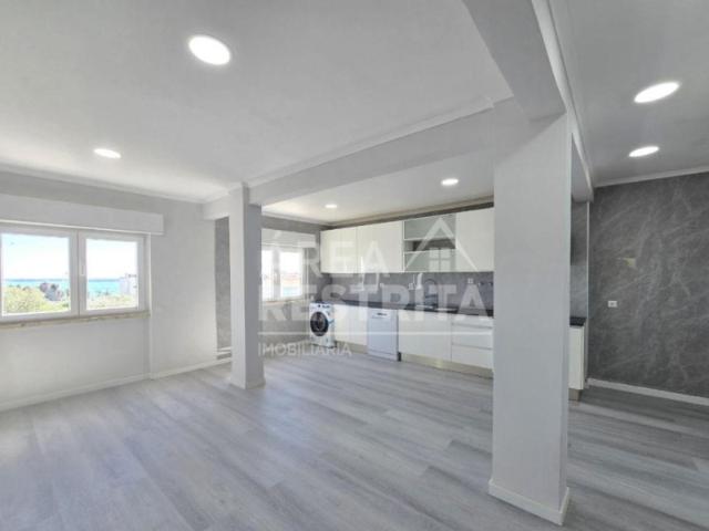 Apartamento T2, totalmente remodelado em Setúbal