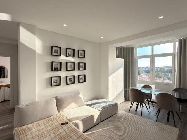 APARTAMENTO T2 TOTALMENTE REMODELADO EM QUELUZ PARA ENTRAR 07/11/2026