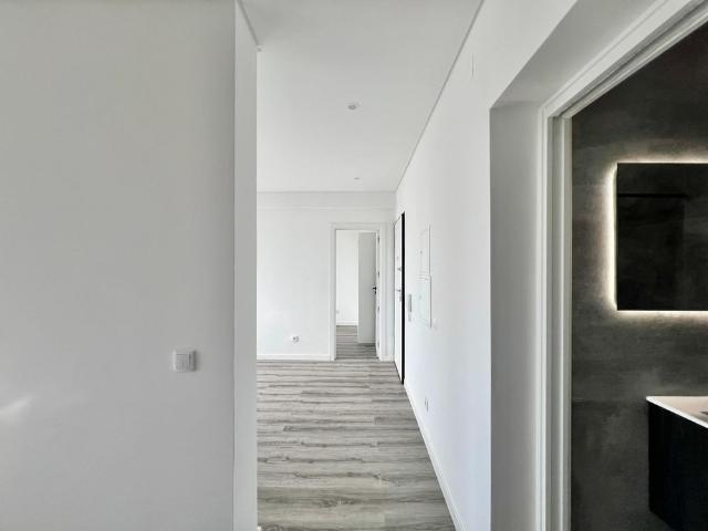 APARTAMENTO T2 TOTALMENTE REMODELADO EM QUELUZ PARA ENTRAR 07/11/2026