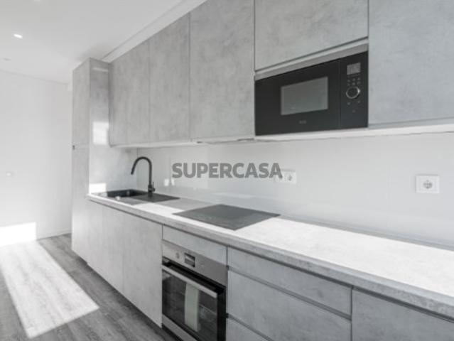 APARTAMENTO T2 TOTALMENTE REMODELADO EM QUELUZ