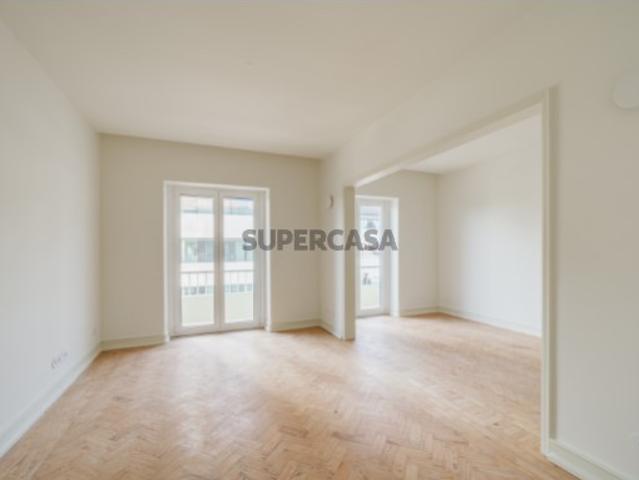 Apartamento T2 totalmente remodelado junto ao Amoreiras