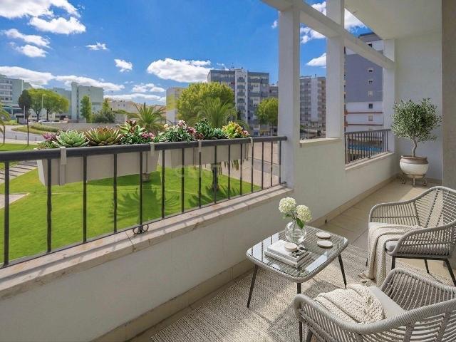 Apartamento T2 totalmente remodelado junto ao Hospital de São Bernardo com varanda, marquise e excelente exposição solar