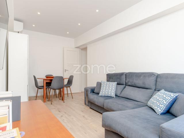 Apartamento T2 Totalmente Remodelado Junto Hospital da Cruz Vermelha