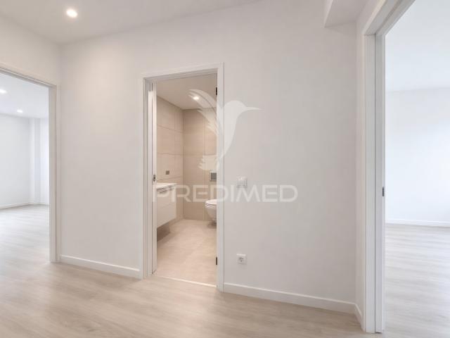 Apartamento T2 Totalmente Remodelado no Carregado