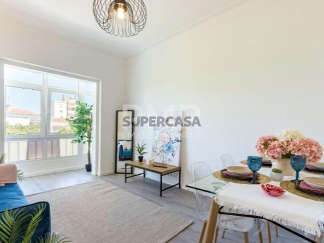 Apartamento T2 totalmente remodelado, em Almada