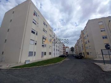 Apartamento T2 totalmente remodelado na Urbanização da Barrada – Carregado
