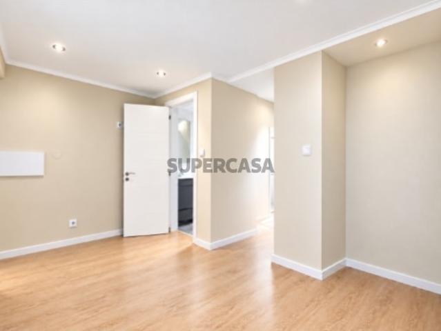 Apartamento T2 Totalmente Remodelado para Venda com Pátio e Arrecadação na Misericórdia, Lisboa
