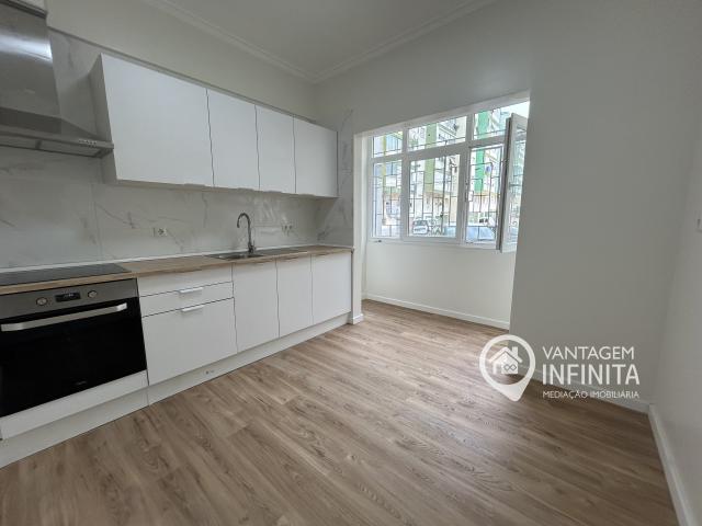 Apartamento T2 totalmente remodelado para arrendamento em Linda a Velha