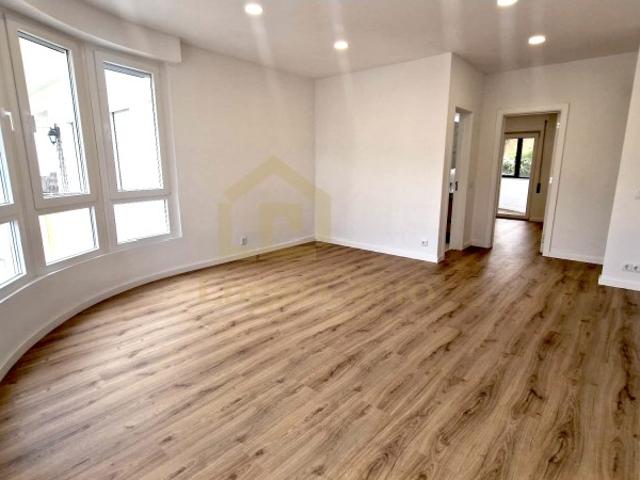 Apartamento T2 totalmente remodelado varanda Santana Sesimbra