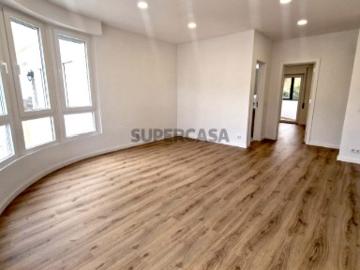 Apartamento T2 totalmente remodelado varanda Santana Sesimbra
