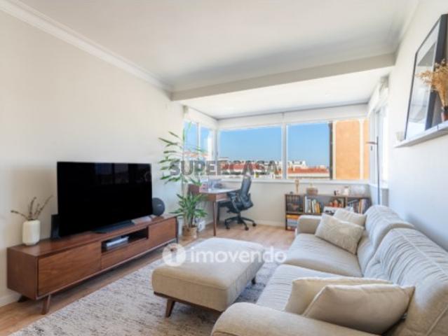 Apartamento T2, totalmente renovado, áreas amplas, Benfica