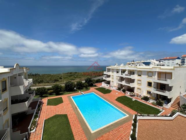 Apartamento T2 totalmente renovado com vista mar em primeira linha