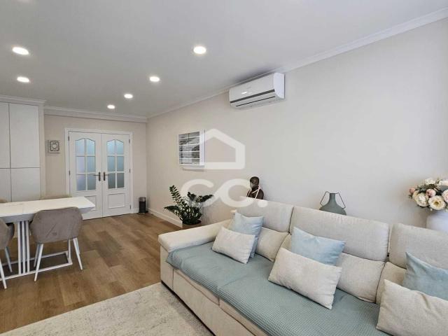Apartamento T2 totalmente renovado, com arrecadação e lugar de garagem