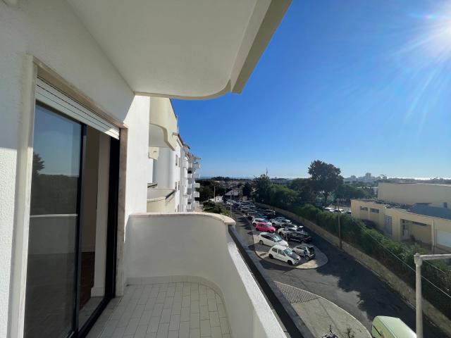 Apartamento T2 totalmente renovado com garagem box junto ao Colégio Amor de Deus, em Cascais