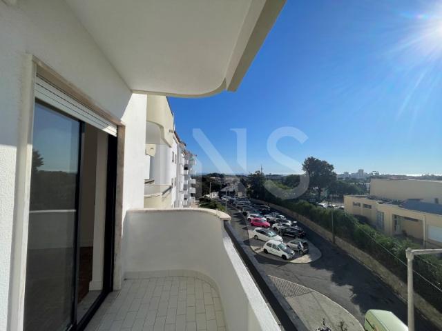 Apartamento T2 totalmente renovado com garagem box junto ao Colégio Amor de Deus, em Cascais