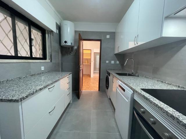 Apartamento T2 totalmente renovado com garagem box junto ao Colégio Amor de Deus, em Cascais