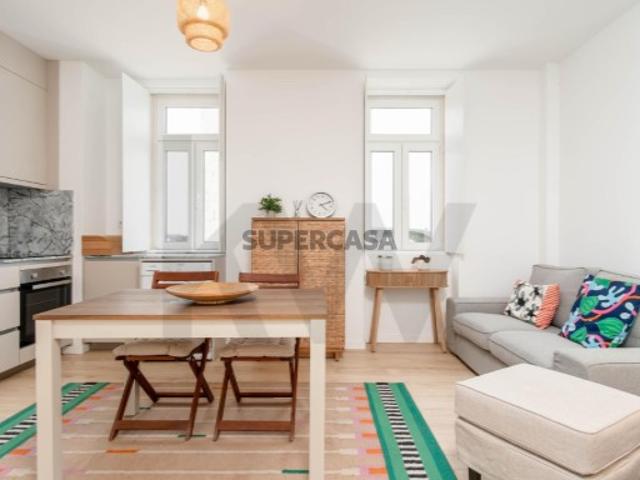 Apartamento T2 Totalmente Renovado, com Logradouro Privativo no Barreiro