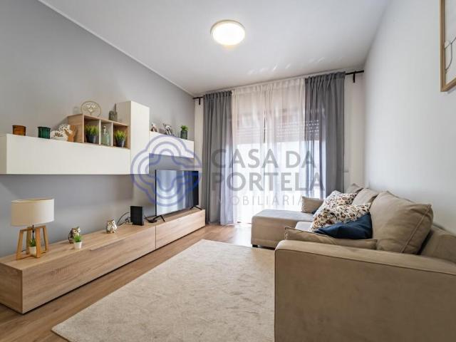 Apartamento T2 totalmente renovado com lugar de garagem em Custóias
