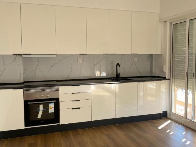 Apartamento T2 Totalmente Renovado, Coz. Equipada, Elevador, Zona Central da Amora
