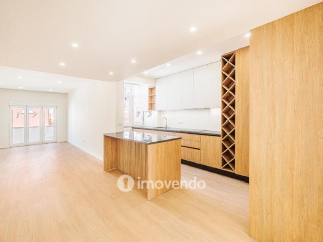 Apartamento T2 totalmente renovado e pronto a habitar, em Moscavide