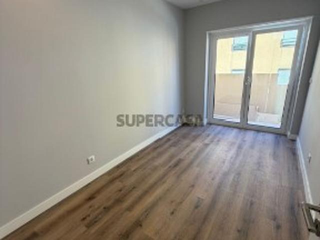 Apartamento T2 Totalmente Renovado em Queluz Pronto a Habitar!