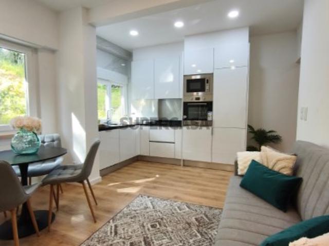 Apartamento T2 totalmente renovado junto ao Centro Comercial Colombo