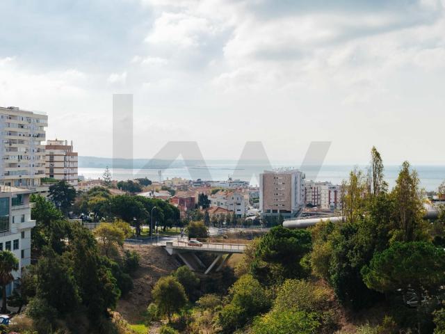 Apartamento T2 totalmente renovado em Paço de Arcos