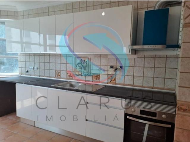 Apartamento T2 transformado em T3 c/ arrecadação. TAPADA MERCES