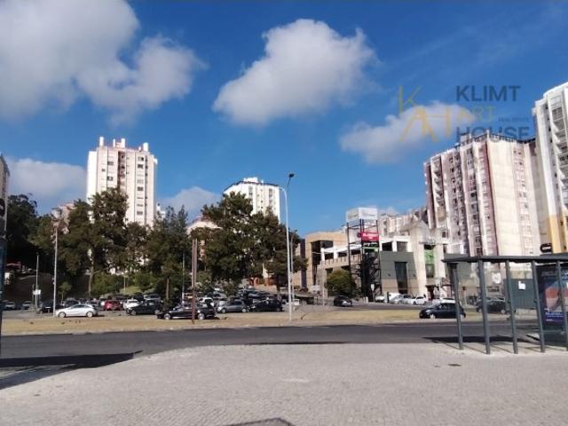 Apartamento T2 Transformado em T3 C/Arrecadação Mem Martins 300.000,00€