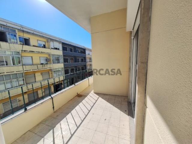 Apartamento T2, Venda Nova Metro, com ampla varanda