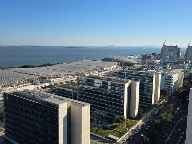 Apartamento T2 vista rio para arrendar no Parque das Nações