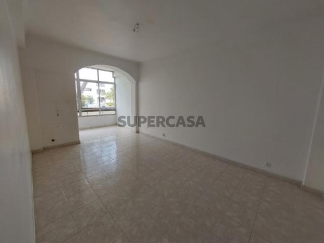 Apartamento T2 Totalmente Remodelado com Arrecadação, a poucos minutos das Praias da Linha