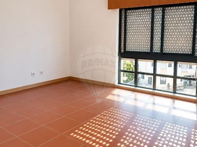 Apartamento T2 à venda em Algueirão Mem Martins, Sintra RE/MAX Portugal