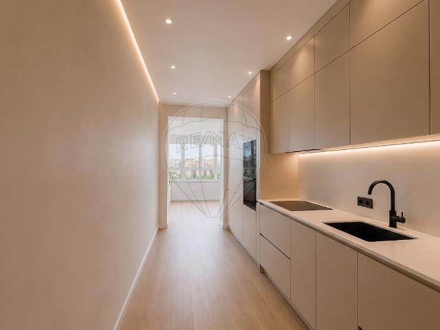 Apartamento T2 à venda em Póvoa de Santo Adrião e Olival Basto, Odivelas RE/MAX Portugal