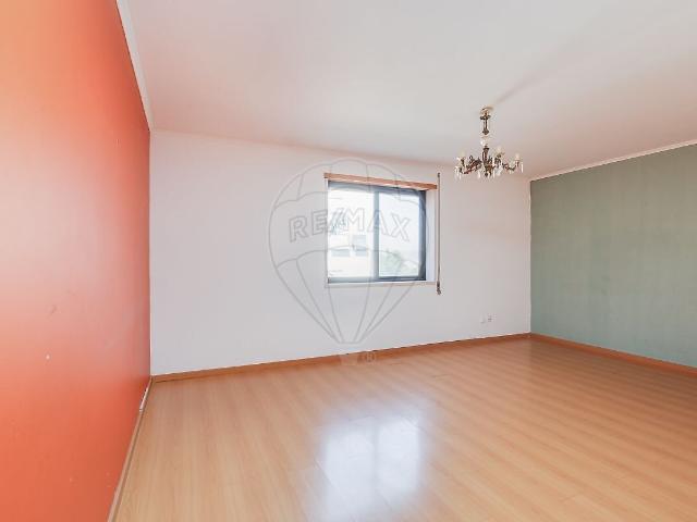 Apartamento T2 à venda em Santa Clara, Lisboa RE/MAX Portugal