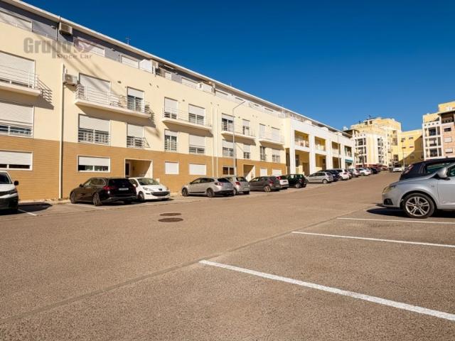 Apartamento T2 Amplo e Acolhedor para Arrendamento na Cotovia Sesimbra