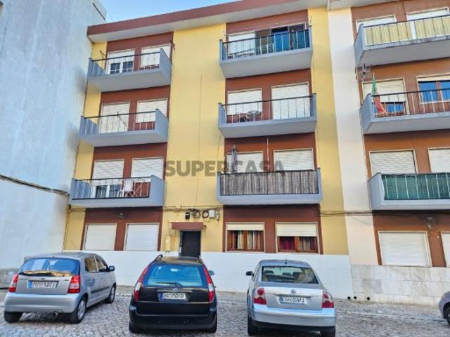 Apartamento T2, arrendado, para venda na Baixa da Banheira